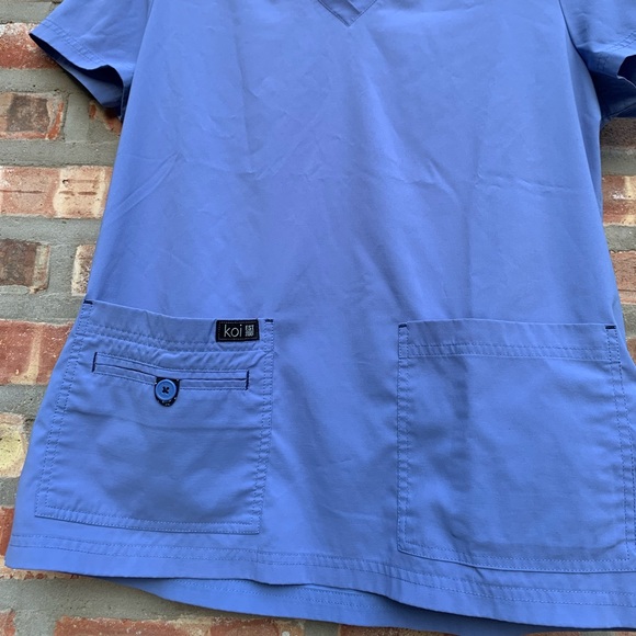 Koi basics lavender purple scrubs top size M - Picture 2 of 3